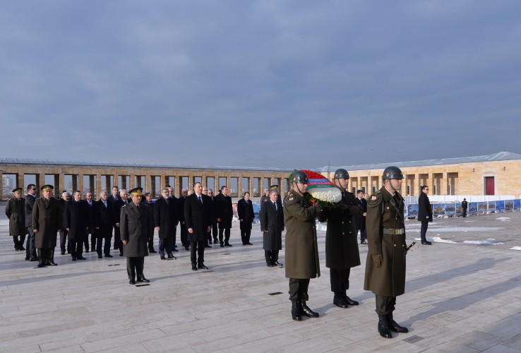 Azərbaycan Prezidenti İlham Əliyev Anıtqəbiri ziyarət edib (FOTO)