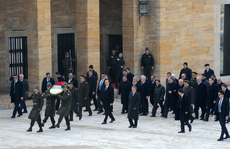 Azərbaycan Prezidenti İlham Əliyev Anıtqəbiri ziyarət edib (FOTO)