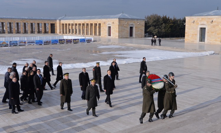 Azərbaycan Prezidenti İlham Əliyev Anıtqəbiri ziyarət edib (FOTO)