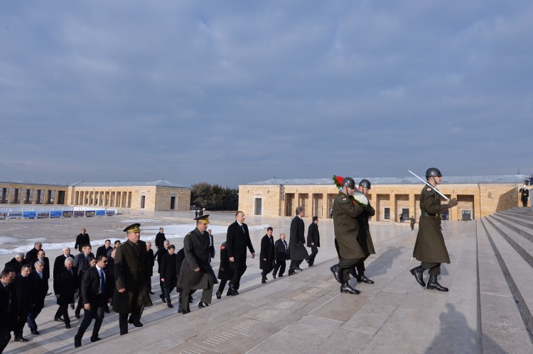 Azərbaycan Prezidenti İlham Əliyev Anıtqəbiri ziyarət edib (FOTO)