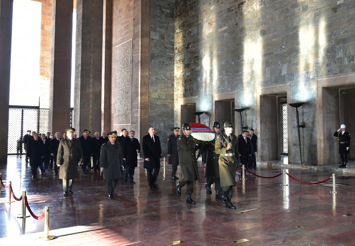 Azərbaycan Prezidenti İlham Əliyev Anıtqəbiri ziyarət edib (FOTO)