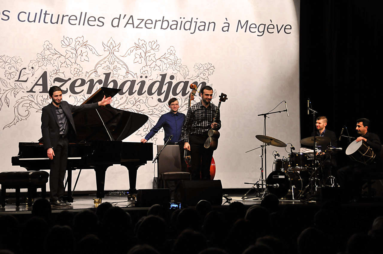 Heydər Əliyev Fondunun təşkilatçılığı ilə Fransanın Mejev şəhərində Azərbaycan mədəniyyət günlərinin açılışı olub (FOTO)