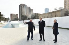 İlham Əliyev Xətai rayonu ərazisində yeni yaradılan fəvvarələr və şəlalələr kompleksi ilə tanış olub (FOTO)
