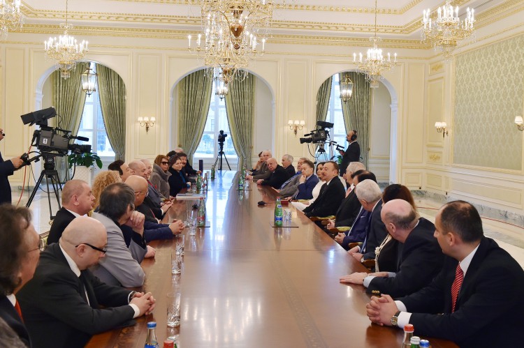 Prezident İlham Əliyev: Polad Bülbüloğlunun yaradıcılığının kökləri Azərbaycan tarixinin ən dərin izlərinə gedib çıxır (FOTO)