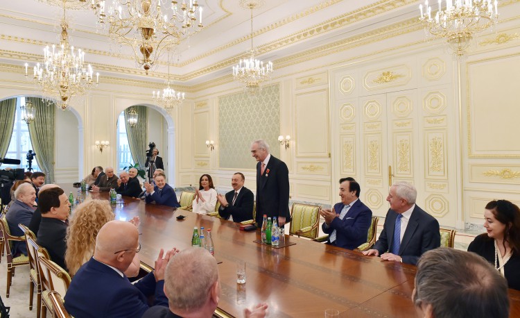 Prezident İlham Əliyev: Polad Bülbüloğlunun yaradıcılığının kökləri Azərbaycan tarixinin ən dərin izlərinə gedib çıxır (FOTO)