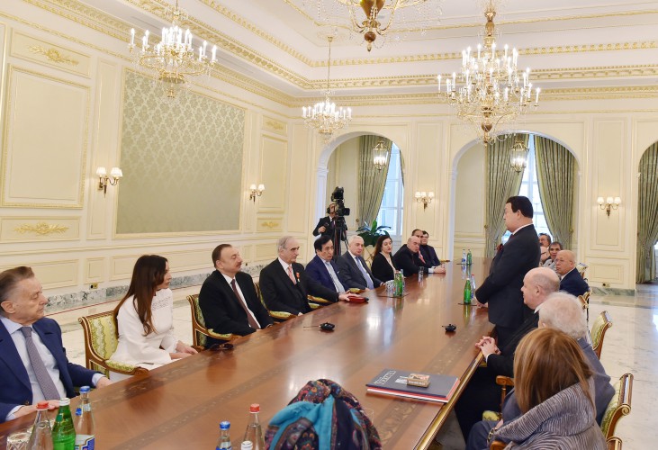 Prezident İlham Əliyev: Polad Bülbüloğlunun yaradıcılığının kökləri Azərbaycan tarixinin ən dərin izlərinə gedib çıxır (FOTO)