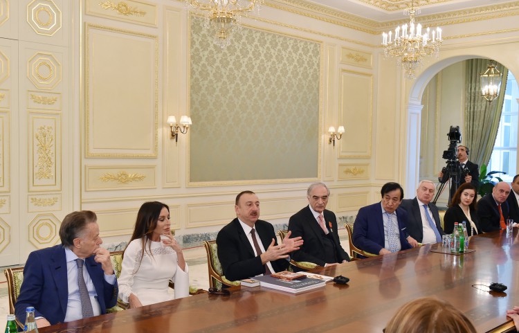 Prezident İlham Əliyev: Polad Bülbüloğlunun yaradıcılığının kökləri Azərbaycan tarixinin ən dərin izlərinə gedib çıxır (FOTO)