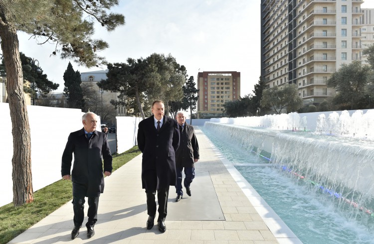 İlham Əliyev Xətai rayonu ərazisində yeni yaradılan fəvvarələr və şəlalələr kompleksi ilə tanış olub (FOTO)