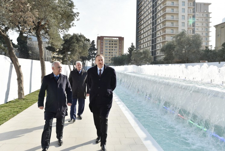 İlham Əliyev Xətai rayonu ərazisində yeni yaradılan fəvvarələr və şəlalələr kompleksi ilə tanış olub (FOTO)
