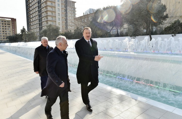 İlham Əliyev Xətai rayonu ərazisində yeni yaradılan fəvvarələr və şəlalələr kompleksi ilə tanış olub (FOTO)