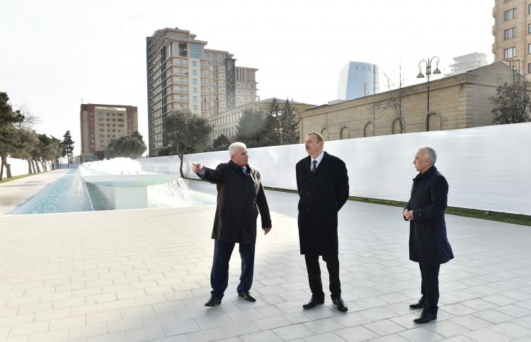 İlham Əliyev Xətai rayonu ərazisində yeni yaradılan fəvvarələr və şəlalələr kompleksi ilə tanış olub (FOTO)