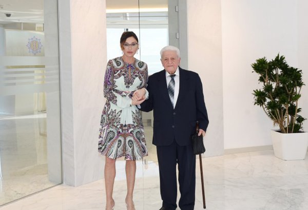 Azərbaycanın birinci xanımı Mehriban Əliyeva xalq artisti Əlibaba Məmmədov ilə görüşüb (FOTO)