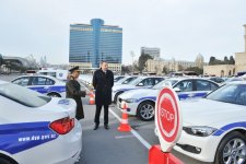 İlham Əliyev Daxili İşlər Nazirliyinin qurumları üçün yeni alınan avtomobillərin istifadəyə verilməsi mərasimində iştirak edib (FOTO)