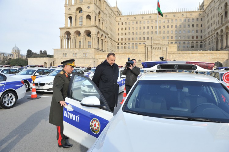 İlham Əliyev Daxili İşlər Nazirliyinin qurumları üçün yeni alınan avtomobillərin istifadəyə verilməsi mərasimində iştirak edib (FOTO)