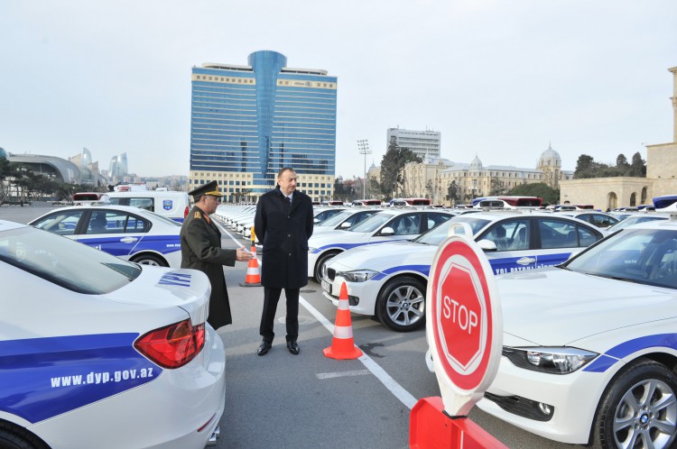 İlham Əliyev Daxili İşlər Nazirliyinin qurumları üçün yeni alınan avtomobillərin istifadəyə verilməsi mərasimində iştirak edib (FOTO)