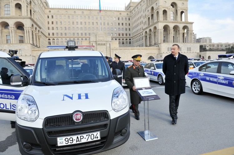 İlham Əliyev Daxili İşlər Nazirliyinin qurumları üçün yeni alınan avtomobillərin istifadəyə verilməsi mərasimində iştirak edib (FOTO)