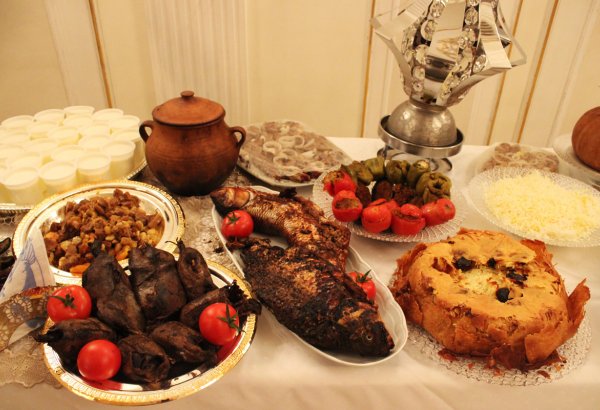 Plov, ləvəngi, qızardılmış quzu əti... (FOTO)