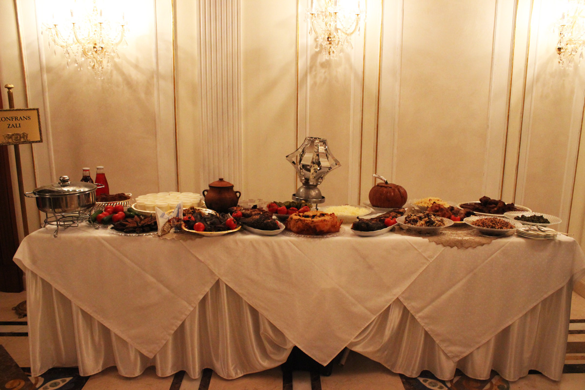 Plov, ləvəngi, qızardılmış quzu əti... (FOTO)