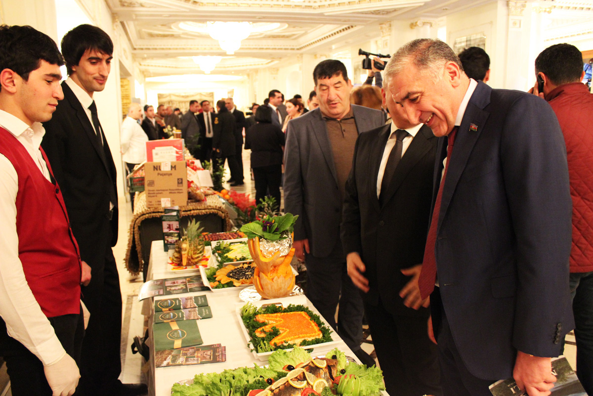 Plov, ləvəngi, qızardılmış quzu əti... (FOTO)