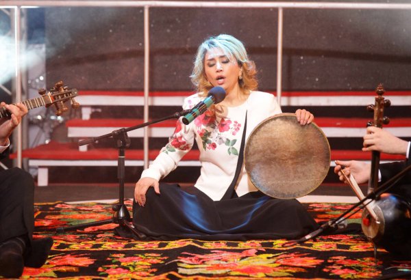 Vəkil: Müğənni Elnarə Abdullayeva polisə çağırılmayıb