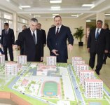 İlham Əliyev Mingəçevirdə məcburi köçkün ailələri üçün yeni salınan yaşayış kompleksində yaradılan şəraitlə tanış olub  (FOTO)