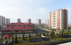 İlham Əliyev Mingəçevirdə məcburi köçkün ailələri üçün yeni salınan yaşayış kompleksində yaradılan şəraitlə tanış olub  (FOTO)