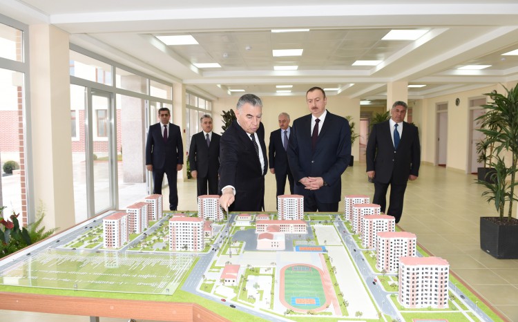 İlham Əliyev Mingəçevirdə məcburi köçkün ailələri üçün yeni salınan yaşayış kompleksində yaradılan şəraitlə tanış olub  (FOTO)