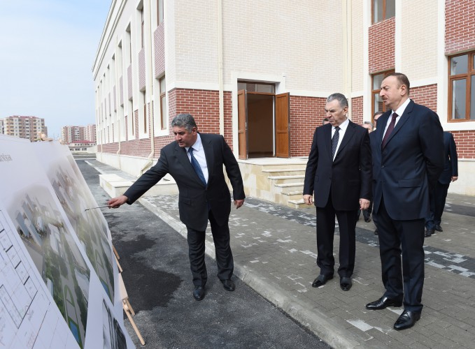 İlham Əliyev Mingəçevirdə məcburi köçkün ailələri üçün yeni salınan yaşayış kompleksində yaradılan şəraitlə tanış olub  (FOTO)