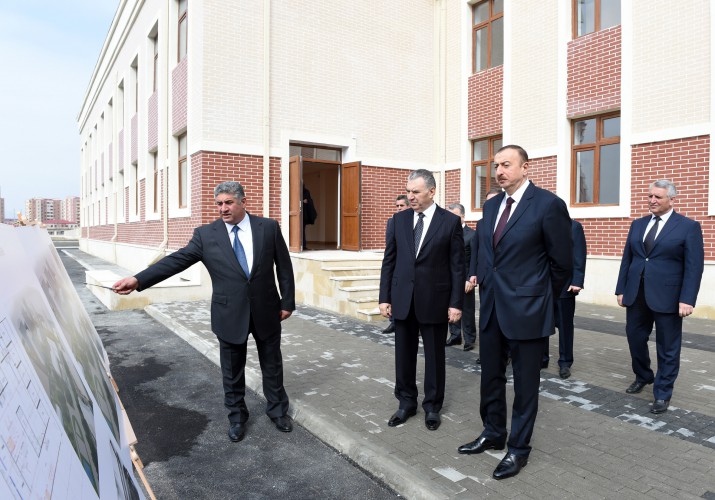 İlham Əliyev Mingəçevirdə məcburi köçkün ailələri üçün yeni salınan yaşayış kompleksində yaradılan şəraitlə tanış olub  (FOTO)