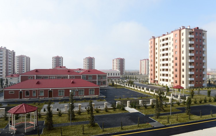 İlham Əliyev Mingəçevirdə məcburi köçkün ailələri üçün yeni salınan yaşayış kompleksində yaradılan şəraitlə tanış olub  (FOTO)