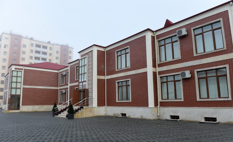 İlham Əliyev Mingəçevirdə məcburi köçkün ailələri üçün yeni salınan yaşayış kompleksində yaradılan şəraitlə tanış olub  (FOTO)