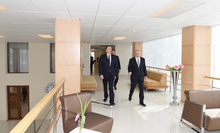 Prezident İlham Əliyev Mingəçevir Şəhər Mərkəzi Xəstəxanasında aparılan yenidənqurma işləri ilə tanış olub (FOTO)