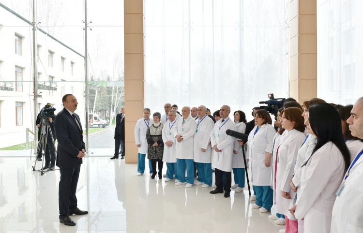 Prezident İlham Əliyev Mingəçevir Şəhər Mərkəzi Xəstəxanasında aparılan yenidənqurma işləri ilə tanış olub (FOTO)