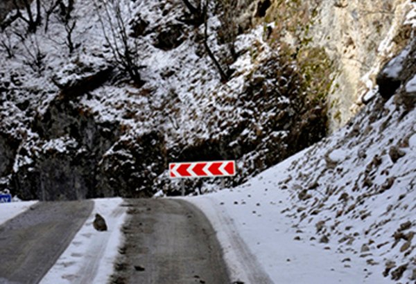 Azərbaycanda 12 metrə qədər qar uçqunu yoldan təmizləndi