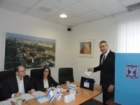 İsrailin Azərbaycandakı səfiri növbədənkənar parlament seçkilərində səs verdi (FOTO)