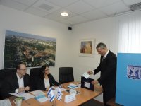 İsrailin Azərbaycandakı səfiri növbədənkənar parlament seçkilərində səs verdi (FOTO)