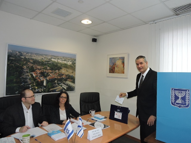 İsrailin Azərbaycandakı səfiri növbədənkənar parlament seçkilərində səs verdi (FOTO)