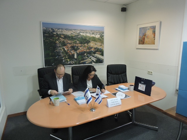 İsrailin Azərbaycandakı səfiri növbədənkənar parlament seçkilərində səs verdi (FOTO)