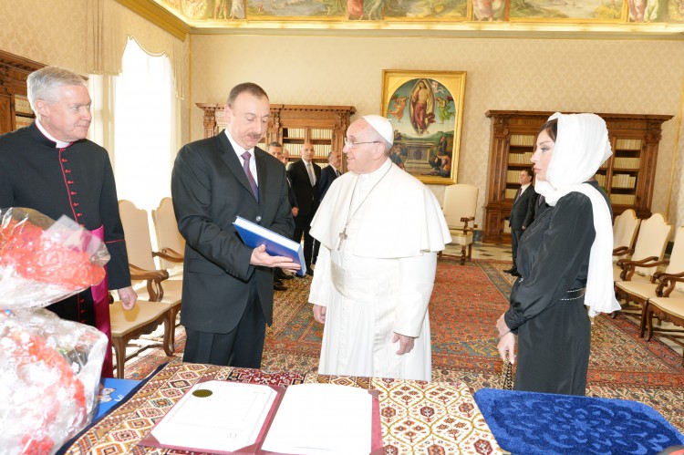 Prezident İlham Əliyev və xanımı Papa Fransisk ilə görüşüblər (FOTO)
