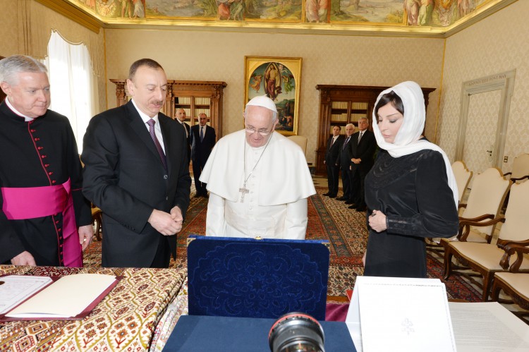 Prezident İlham Əliyev və xanımı Papa Fransisk ilə görüşüblər (FOTO)