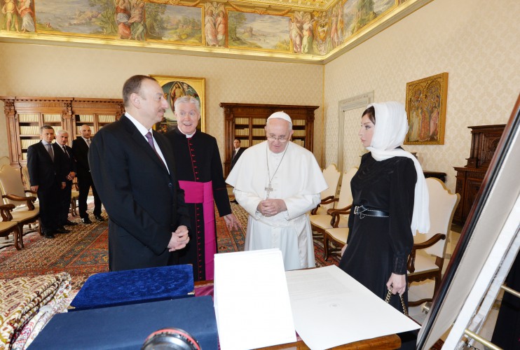 Prezident İlham Əliyev və xanımı Papa Fransisk ilə görüşüblər (FOTO)
