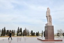 Prezident İlham Əliyev Bərdədə Ümummilli Liderin abidəsini ziyarət edib (FOTO)