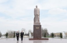 Prezident İlham Əliyev Bərdədə Ümummilli Liderin abidəsini ziyarət edib (FOTO)