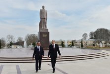 Prezident İlham Əliyev Bərdədə Ümummilli Liderin abidəsini ziyarət edib (FOTO)