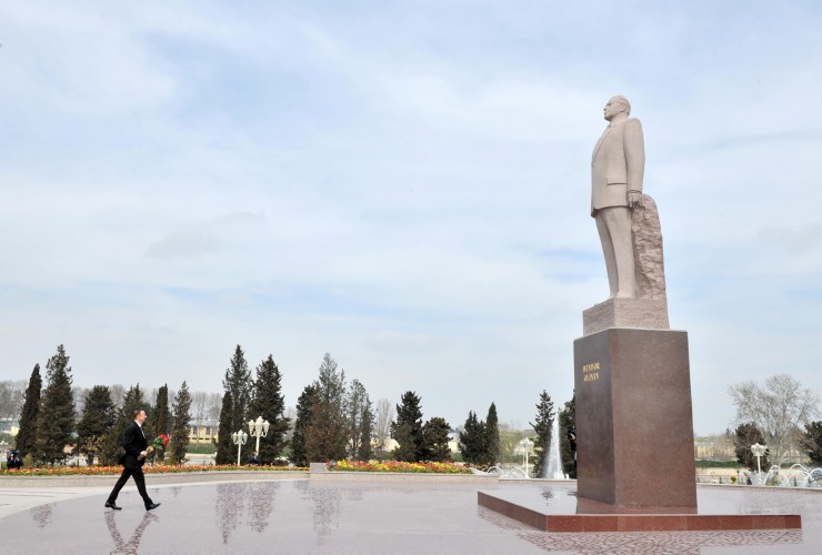 Prezident İlham Əliyev Bərdədə Ümummilli Liderin abidəsini ziyarət edib (FOTO)