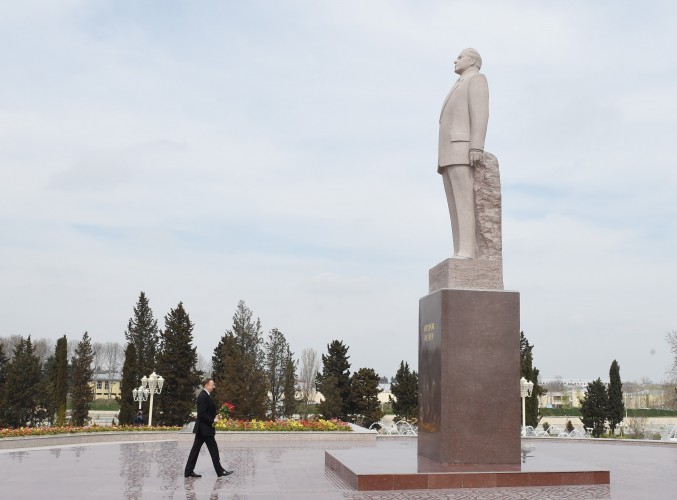 Prezident İlham Əliyev Bərdədə Ümummilli Liderin abidəsini ziyarət edib (FOTO)
