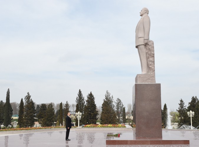 Prezident İlham Əliyev Bərdədə Ümummilli Liderin abidəsini ziyarət edib (FOTO)
