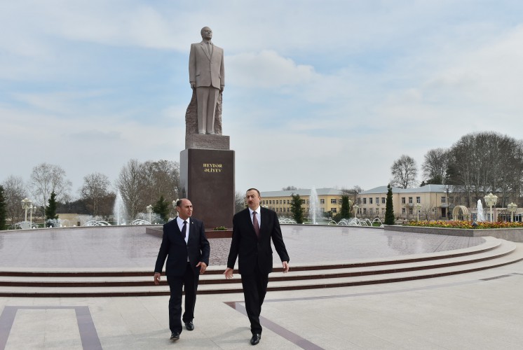 Prezident İlham Əliyev Bərdədə Ümummilli Liderin abidəsini ziyarət edib (FOTO)