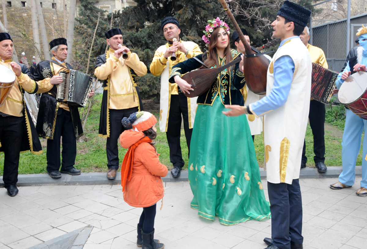 Bayram dəvələri Bakı yollarında (FOTO)