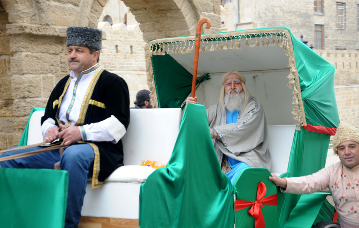 Bayram dəvələri Bakı yollarında (FOTO)